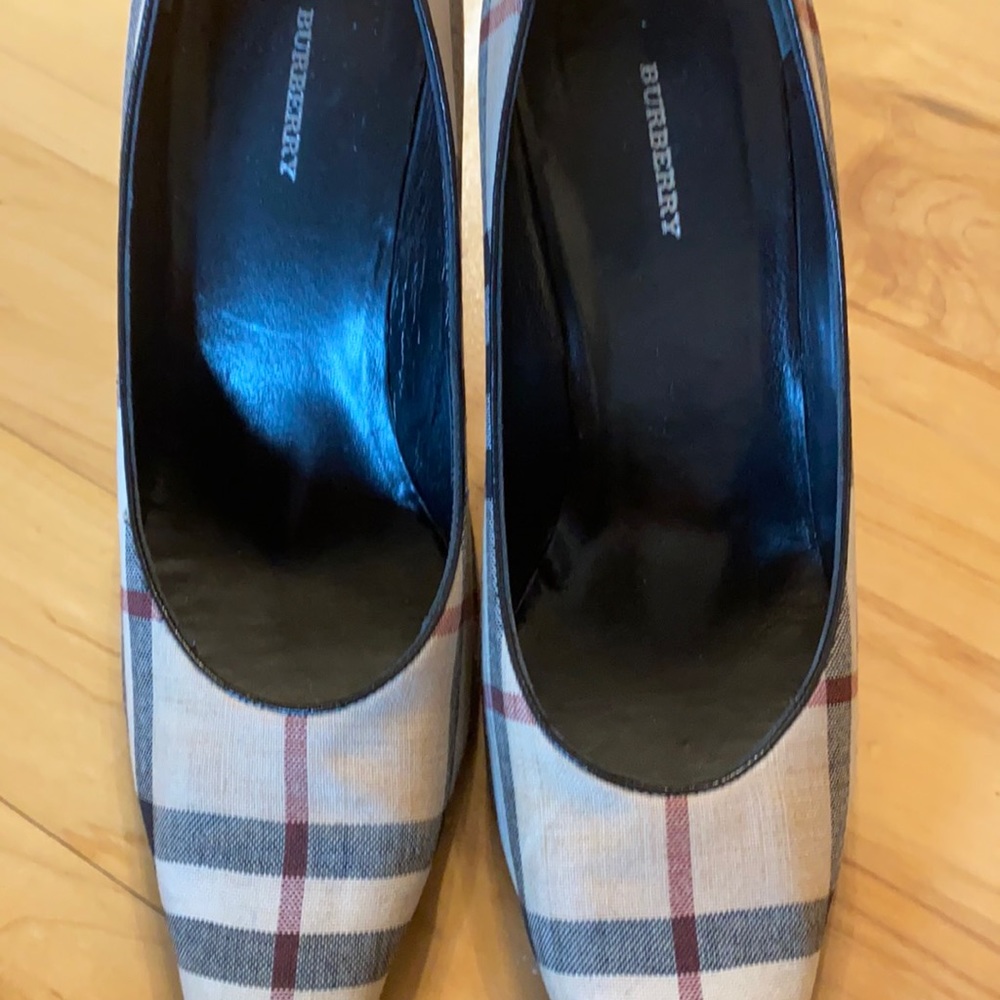 Burberry Pumps size 38 1/2 (US size 8)